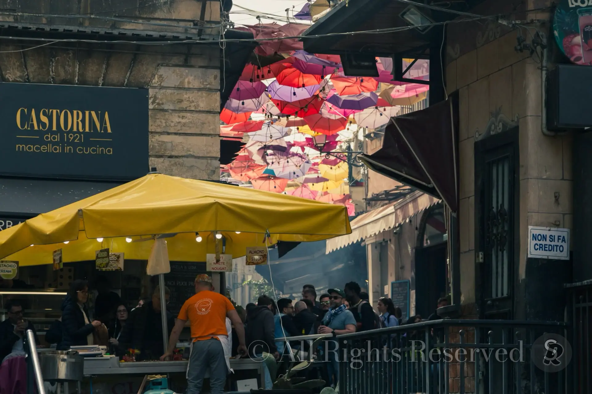 Sicilia, Piazza dell’Indirizzo Catania cielo di ombrelli