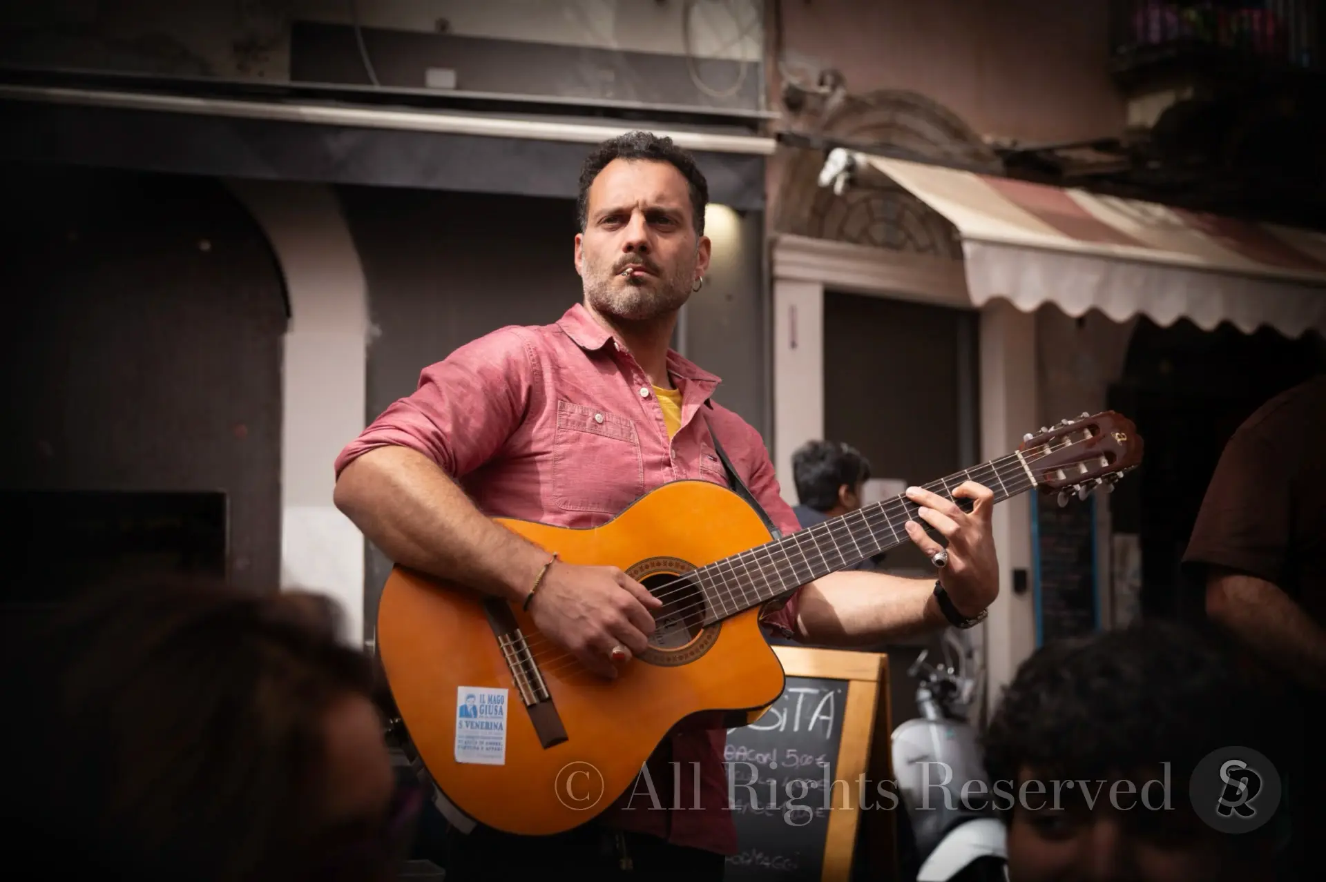 Sicilia, Piazza dell'Indirizzo Catania. Musicisti intrattengono i clienti dei locali