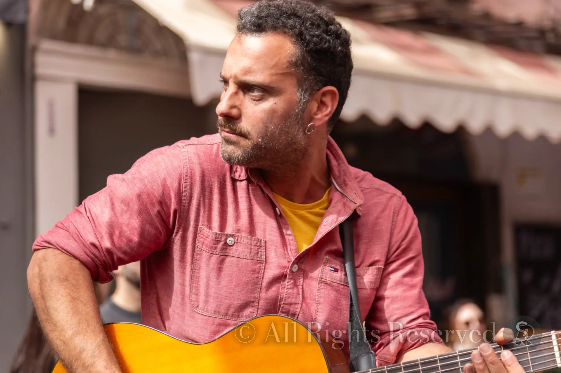 Sicilia, Piazza dell'Indirizzo Catania. Musicisti intrattengono i clienti dei locali
