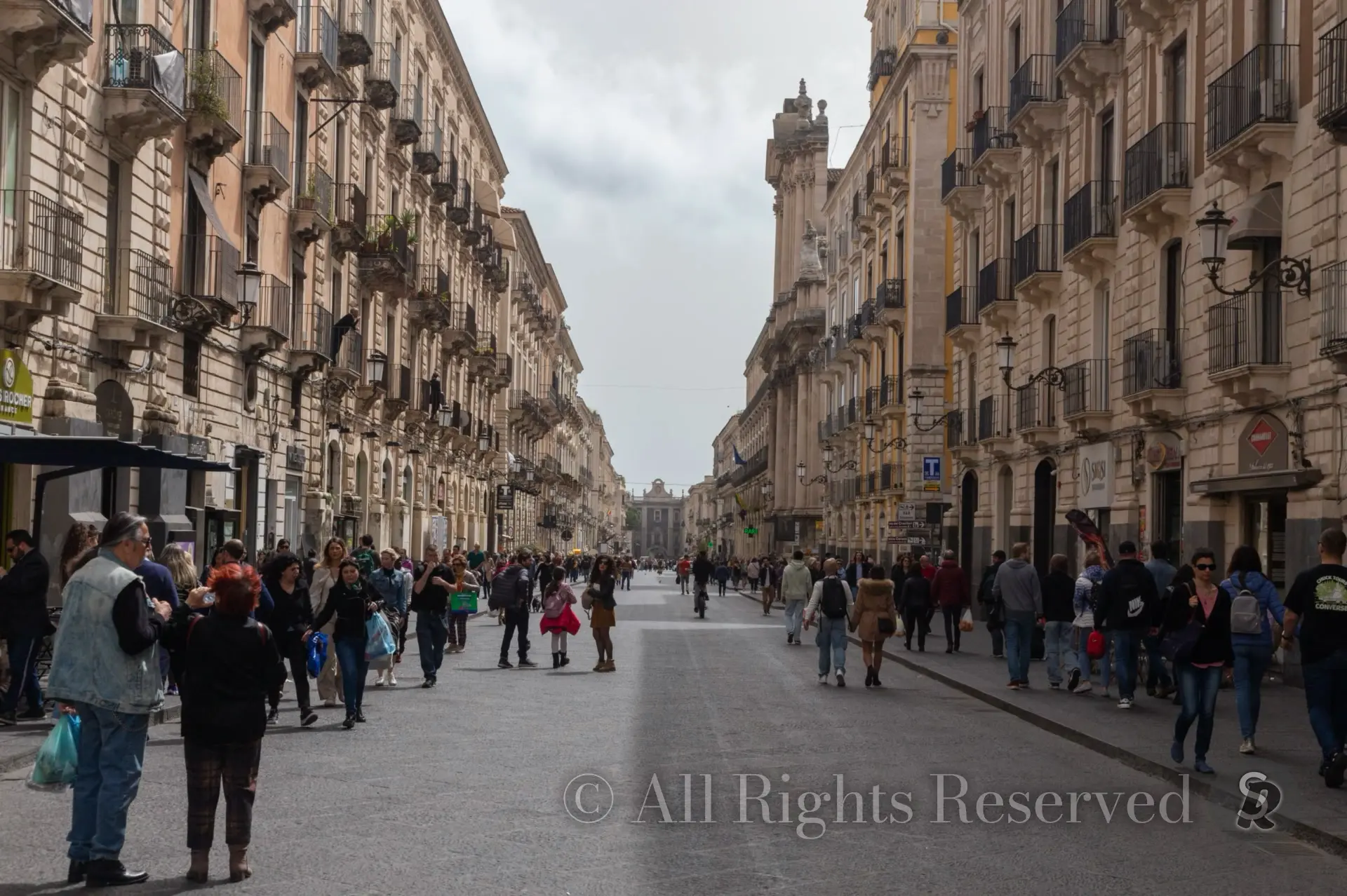 Sicilia, Catania, passeggiata in via Etnea