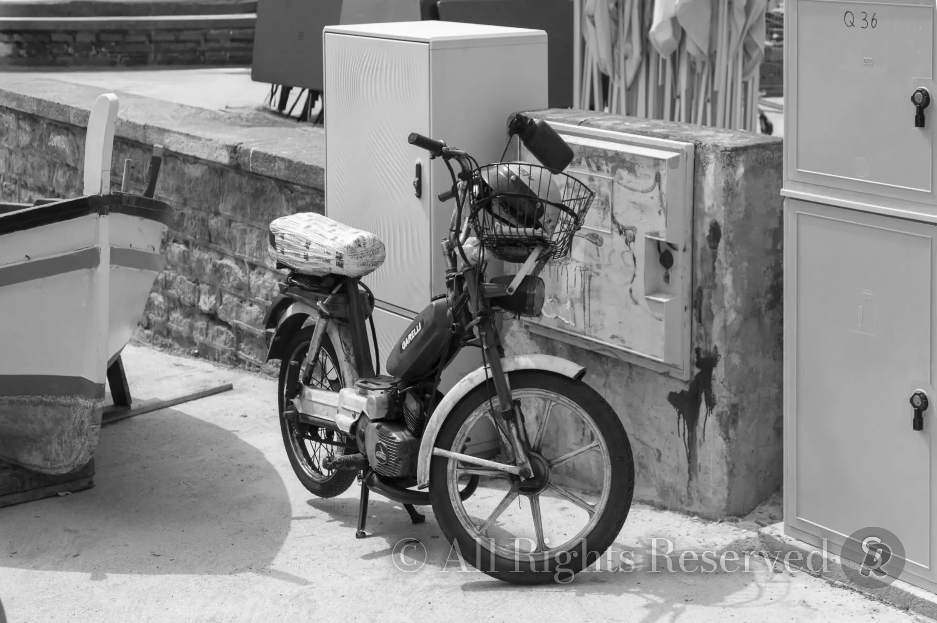 San Giovanni Li Cuti a Catania: motorino Garelli posteggiato al porto
