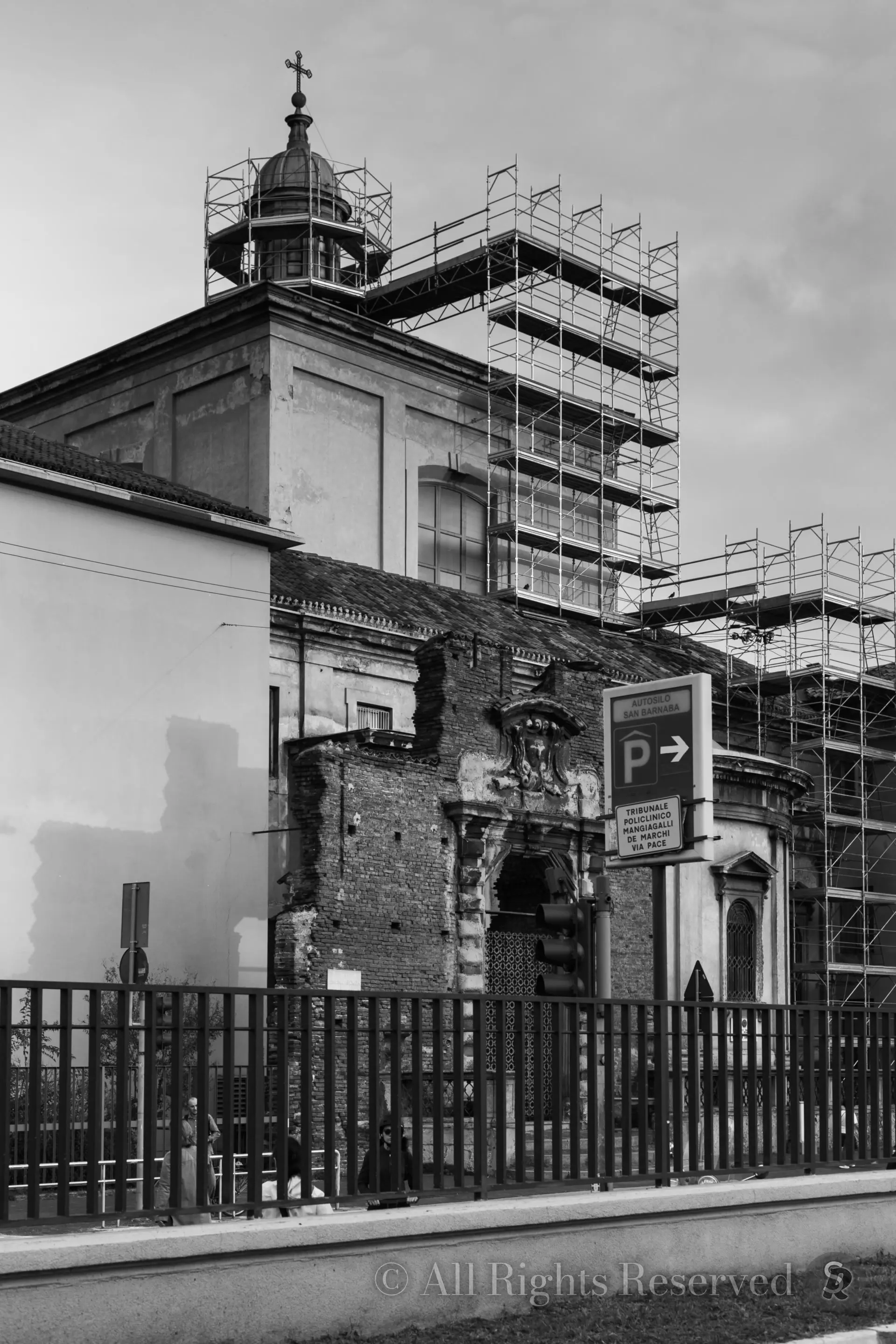 Milano, via Francesco sforza. Porta della Meraviglia. Portale barocco