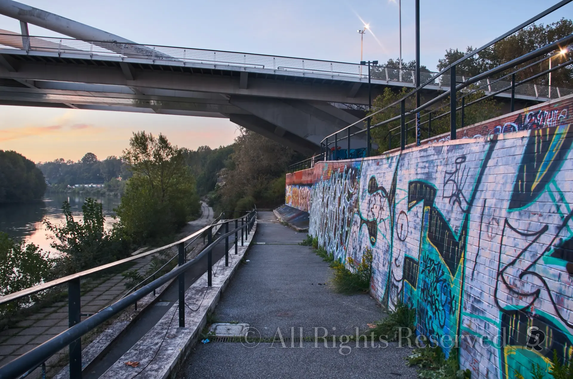 Roma Murales sotto il Ponte della Musica Armando Trovajoli sul fiume Tevere 